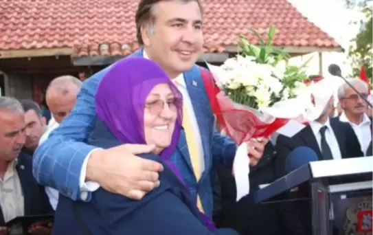 Saakaşvili, Ordu'da 19 Kişiye Vatandaşlık Belgesi Verdi