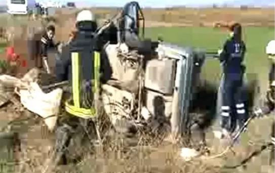 Otomobil Kamyonetle Çarpıştı 1 Ölü, 4 Yaralı