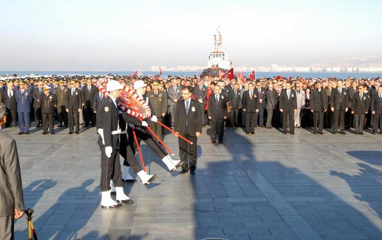 İzmir'de Protestolu Anma