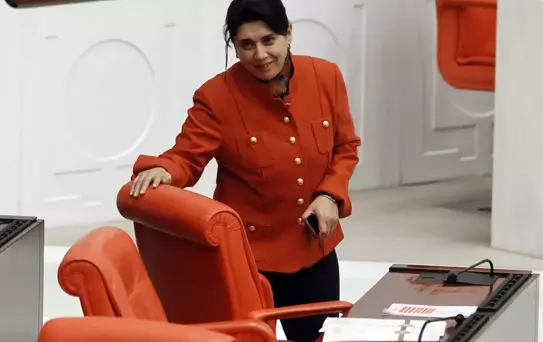 Pantolon Teklifi Geçmeden Leyla Zana Kurula Pantolonla Geldi