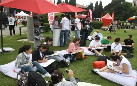 25 Bin Üniversiteliye Çizim Yaptırdı