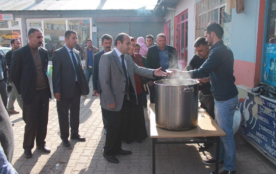 Yedisu Kaymakamlığı 500 Kişiye Aşure Dağıttı