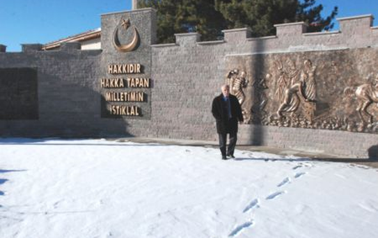 Dumlupınar'da Atatürk Heykelinin Ücretinin Ödenmediği İddiası