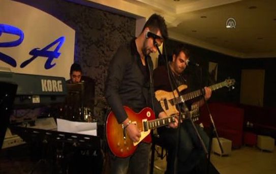 Gündüz yeşil sahada, akşam sahnede -