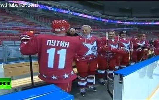 Putin, Formunu Bu Sefer Buz Pistinde Sergiledi
