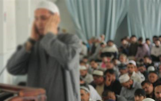 Cami İmamının Namaz Kıldırırken Saldırıya Uğraması