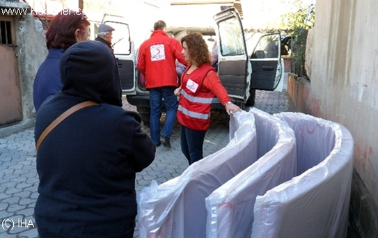 Türk Kızılayı'ndan Evi Yanan Ailelere Yardım