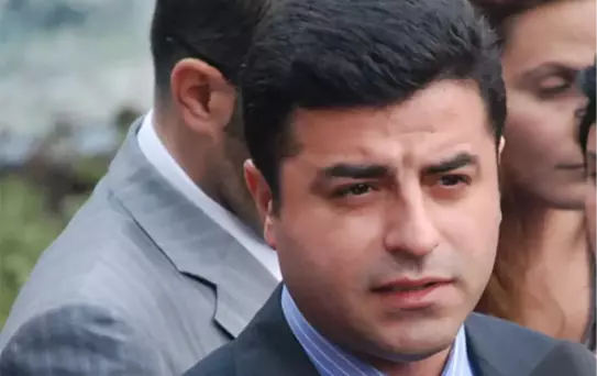 Demirtaş'tan Öcalan'ın Fotoğrafının Kaldırılması Yorumu