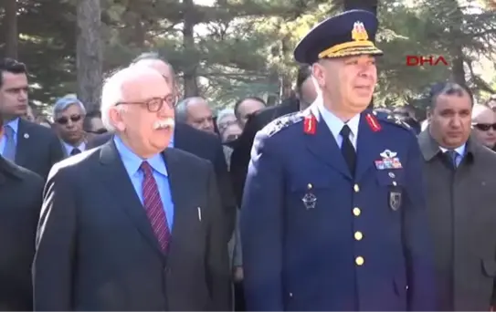 Bakan Avcı Şehitlerin Mezarlarına Karanfil Bıraktı