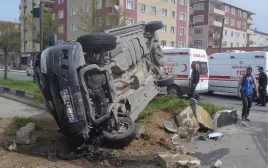 İki Araç Kafa Kafaya Çarpıştı: 5 Yaralı