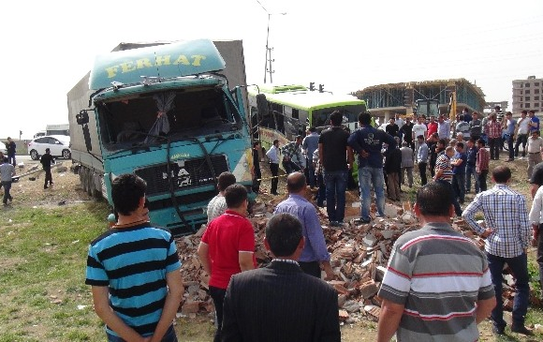 Kızıltepe'de Trafik Kazası: 28 Yaralı