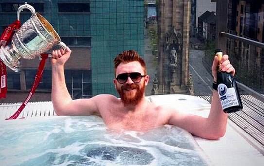İrlandalı Kaleci Conor Devlin, Şampiyonluğu Jakuzide Kutladı