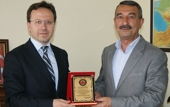 Kaymakam Şahin'den, Eski İl Genel Meclisi Üyelerine Plaket
