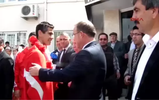 Avrupa Üçüncüsü Sporcuya Coşkulu Karşılama