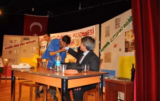Nazilli Anadolu Lisesi Öğrencileri 'Yarası Olana'yı Sahneledi