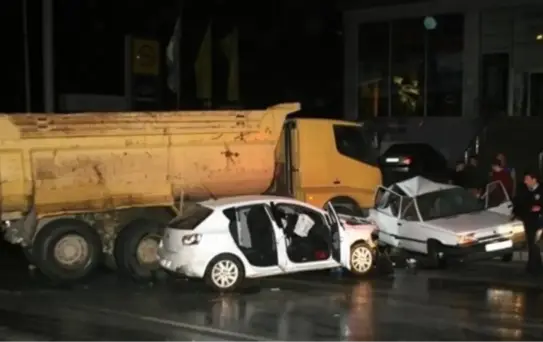 İzmir'de Zincirleme Trafik Kazası: 10 Yaralı