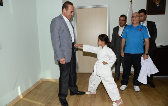 Küçük Karateciden Hüseyin Sözlü'ye Şov