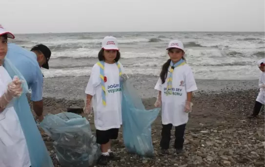 Çevre Gününde Sahili Temizlediler
