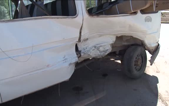 Yolcu minibüsü ile polis otomobili çarpıştı: 8 yaralı -