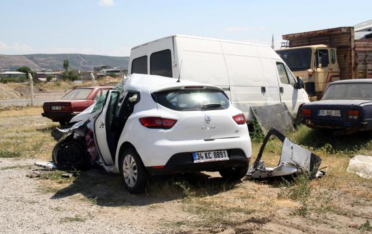 Servis Midibüsü ile Otomobil Çarpıştı: 13 Yaralı