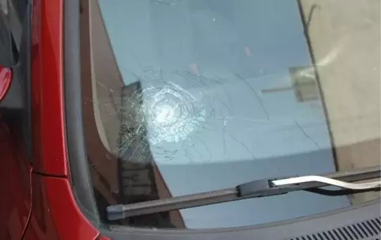 Serseri Kurşun Otomobilin Camını Parçaladı