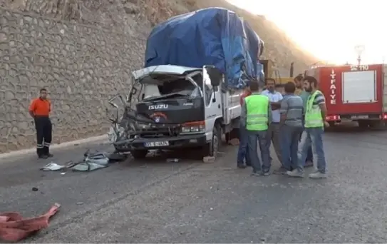 Kamyonet, Tıra Arkadan Çarptı: 1 Yaralı