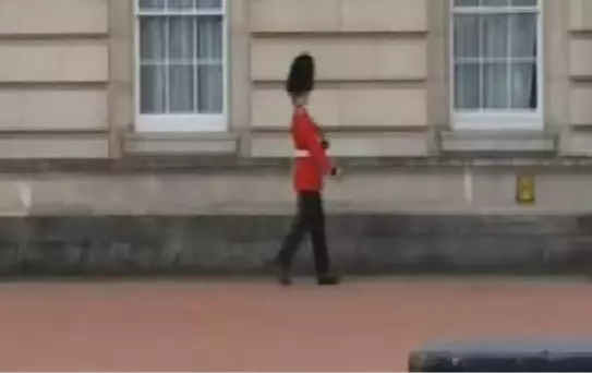 İngiltere Kraliçesi 2. Elizabeth'in Askerinin İlginç Yürüme Şekli