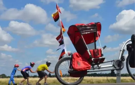 Gezdikleri 7 Ülke'nin Bayrağını Başkan Sargın'a Armağan Etti