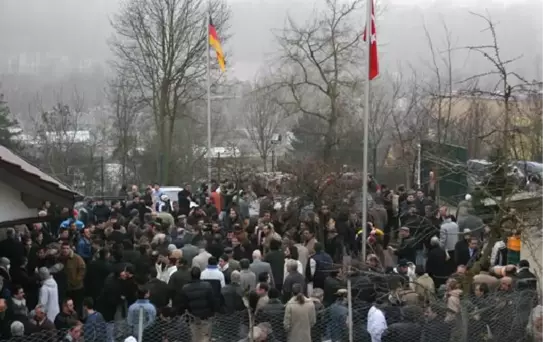 Pforzheim'da Cami Dolunca Bayram Namazı Avluda Kılındı