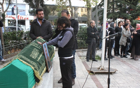 Ünlü Tiyatrocular, Meslektaşlarını Son Yolculuğuna Uğurladı