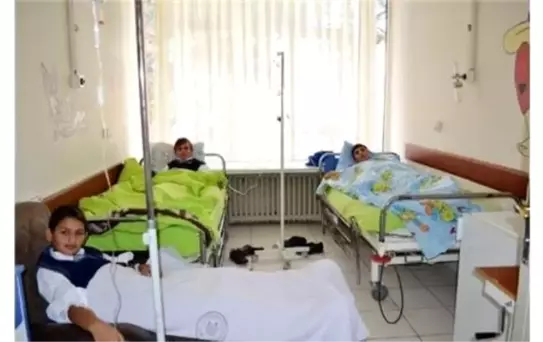 Niğde'de 14 Lise Öğrencisi Yemekten Zehirlendi