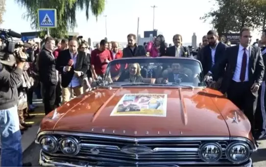 Yeşilçam'ın Emektarları Klasik Otomobillerden Halkı Selamladı