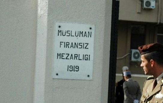 Dünya Ateşkes Günü'nde Fransız Askerleri Mezarları Başında Anıldı
