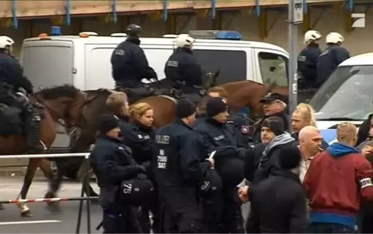 Hannover?de Holiganlar Aşırı Sağcılarla Birlikte Yürüdü