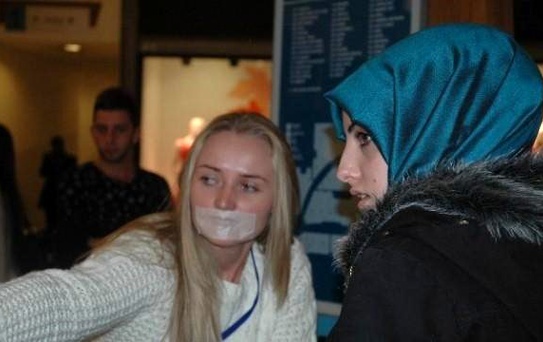 Erzurum Avm'de Ağızları Bantı Olan 30 Genç, Görenleri Şaşırttı