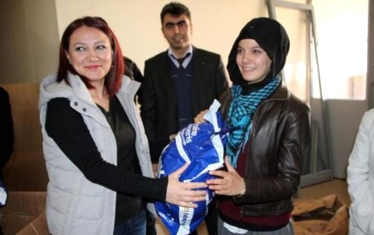 Çiğdem Öğretmen, 321 Öğrencisine Kışlık Giysi Temin Etti