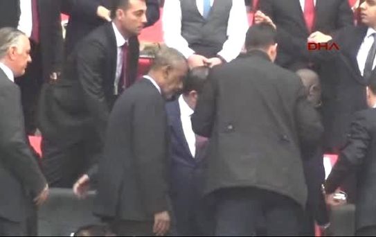 Davutoğlu, Kılıçdaroğlu'yla Tokalaştı; Erdoğan, Uzaktan El Salladı