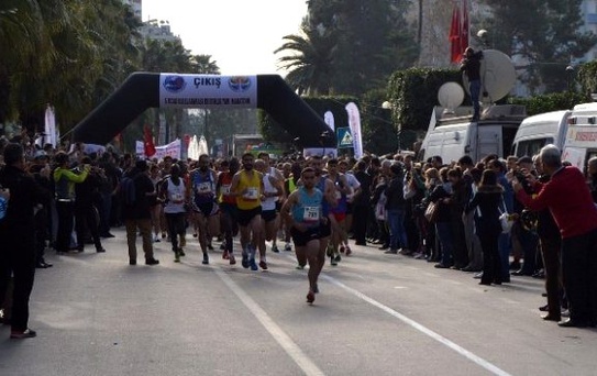 5 Ocak Adana Uluslararası Kurtuluş Yarı Maratonu ve Halk Koşusu' Başladı