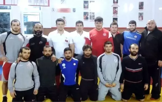 Milli Güreşçilerimiz, Dünya Kupası'na Bileniyor