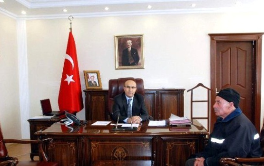Vali Demirtaş'a Olan Sevgisini Şiire Döktü