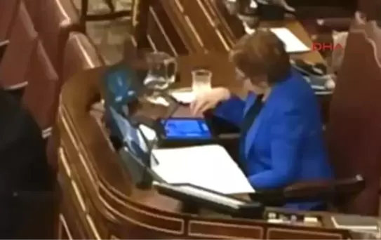 Başbakan Konuştu, Meclis Başkanı 'Candy Crush' Oynadı