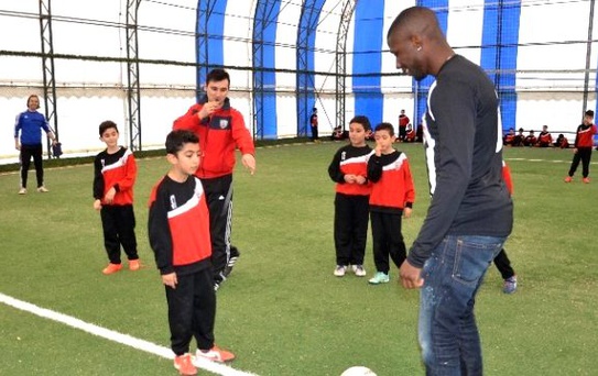 Fransız Futbolcu Moussi Soma'da Çocuklarla Futbol Oynadı