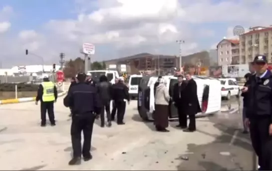 Otomobil, Polis Aracına Çarptı: 3 Yaralı