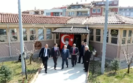 Edirne Valisi Şahin Yapımı Süren Şehitlikte İncelemelerde Bulundu