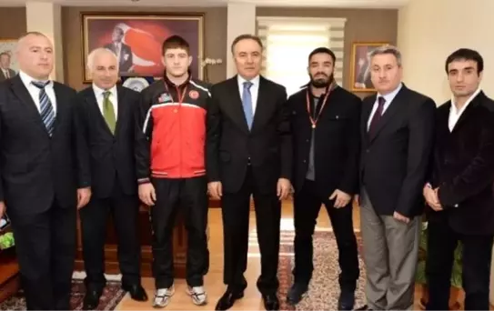 Vali Altıparmak Şampiyonları Ödüllendirdi