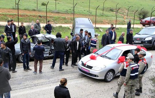 Düğün ile Cenazeye Gidenlerin Araçları Çarpıştı: 3 Ölü, 6 Yaralı