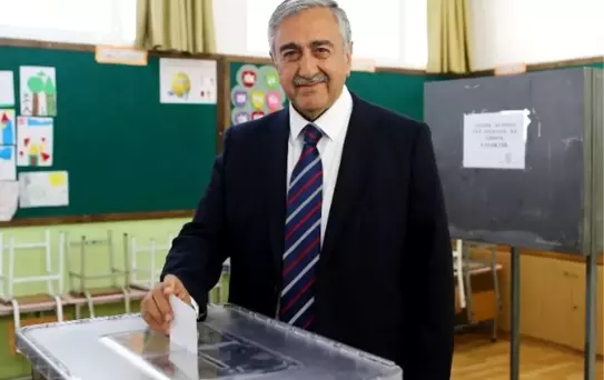 KKTC'de Bağımsız Cumhurbaşkanı Adayı Akıncı Oyunu Kullandı