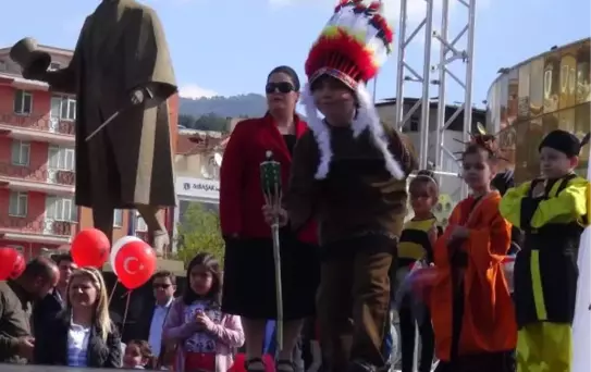 Ege'de Çocuklar Bayramlarını Soğuk Havaya Rağmen Coşkuyla Kutladı