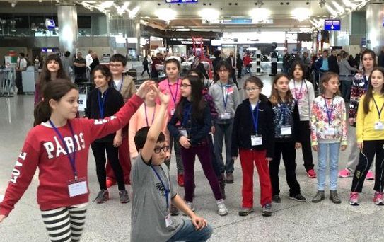 Fransa'daki Festivalin Provası Havalimanında Yapıldı