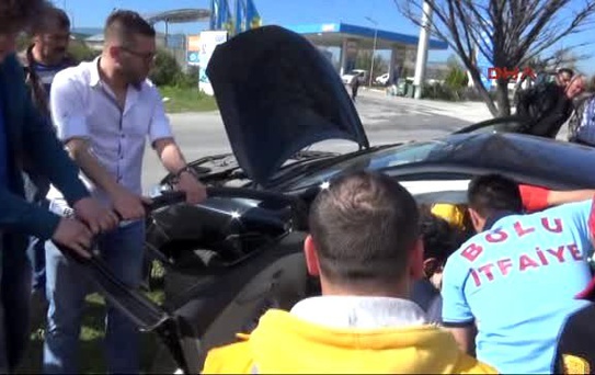 Bolu Otomobiliyle Aydınlatma Direğine Çarpan Güvenlik Görevlisi Yaralandı